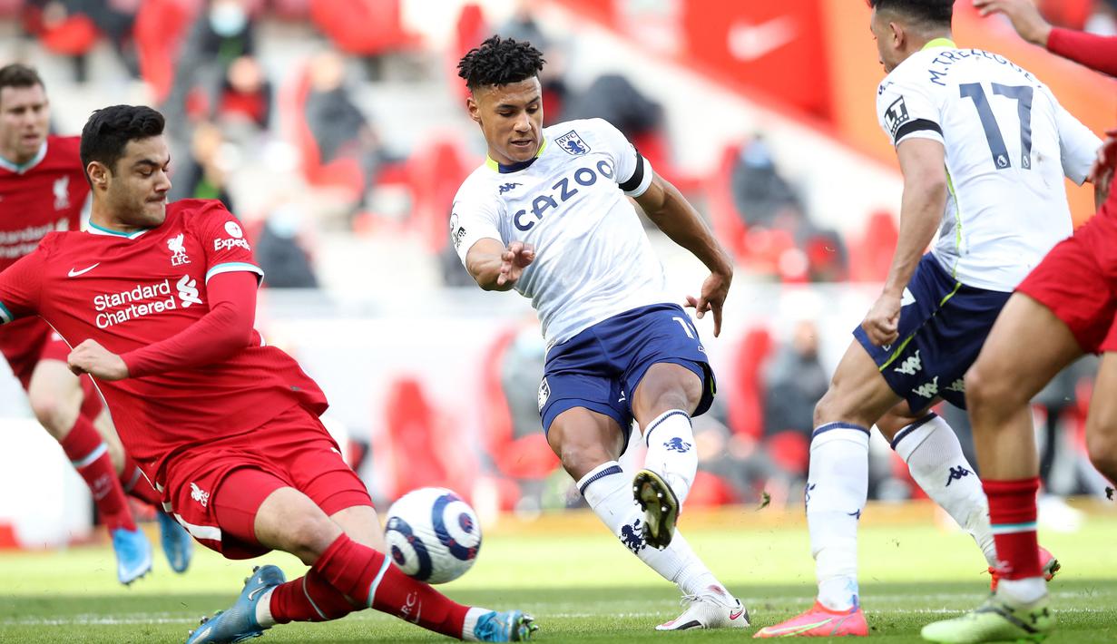 Pada menit ke-43, Aston Villa berhasil unggul lebih dulu. Umpan dari John McGinn mampu dikonversikan Ollie Watkins menjadi gol dengan tendangan kaki kiri. (Foto: AFP/Pool/Martin Rickett)