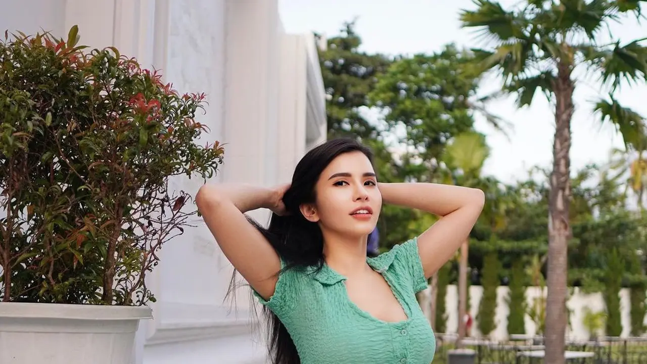 Deretan Foto Seksi Maria Vania dengan Pose Angkat Tangan