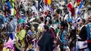 Para penari asli Amerika ikut berpartisipasi dalam Grand Entry of the Denver March Powwow di Denver, Colorado (24/3). Sejak 2009 acara ini diikuti dari berbagai suku asli Amerika, 35 negara bagian AS, dan lima provinsi Kanada. (AFP/Jason Connolly)
