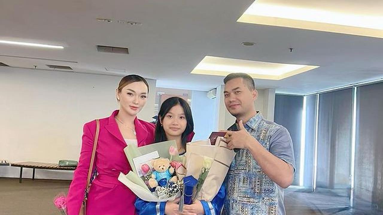Zaskia Gotik dan Imel Putri Cahyati kompak hadiri kelulusan anak