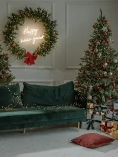 Hiasan Natal di Ruang Tamu/Photo by Anita Austvika on Unsplash