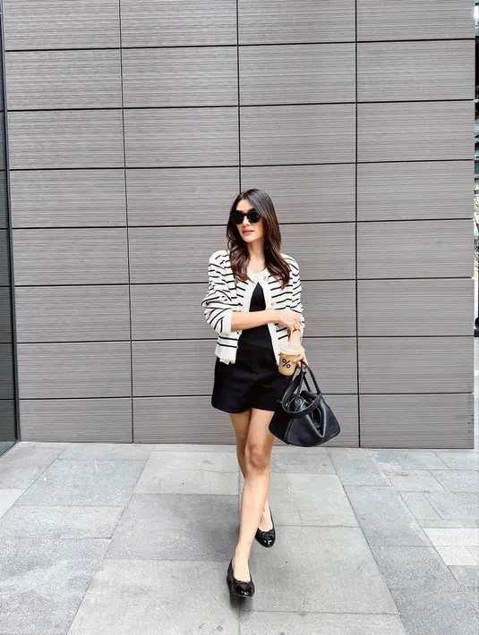 Timeless dan elegan, padukan striped cardigan dengan atasan dan bawahan serba hitam untuk tampilan kasual yang elegan. [Foto: IG/anissaaziza].