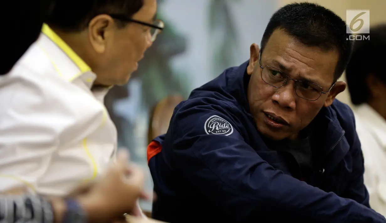 Anggota Fraksi PDIP DPR RI Masinton Pasaribu (kanan) dalam diskusi Forum Legislasi di Jakarta, Selasa (31/7). Diskusi tersebut membahas tema "Peraturan KPU (PKPU) Larang Eks Terpidana Korupsi, Apa Kabar Elite Parpol?". (Liputan6.com/JohanTallo)