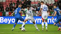 Sandro Tonali pada pertandingan Timnas Italia kontra Israel di Kualifikasi Piala Dunia 2026 Zona Eropa. (Attila KISBENEDEK / AFP)