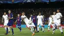 Bek AS Roma, Aleksandar Kolarov, melepaskan tendangan saat pertandingan melawan Barcelona pada laga leg pertama perempat final Liga Champions di Stadion Camp Nou, Rabu (4/4/2018). Barcelona menang 4-1 atas AS Roma. (AFP/Manu Fernandez)