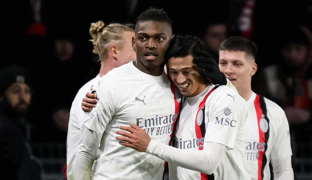 Penyerang AC Milan Rafael Leao (kiri) merayakan golnya bersama rekan-rekan setimnya pada akhir pertandingan play-off babak 16 besar Liga Europa melawan Rennes di Stadion Roazhon Park, Rennes, Prancis, pada 22 Februari 2024. AC Milan lolos ke 16 besar Liga Europa 2023/2024 dengan agregat 3-5 meski kalah 3-2 dari Rennes pada pertandingan play-off leg kedua. (LOIC VENANCE/AFP)