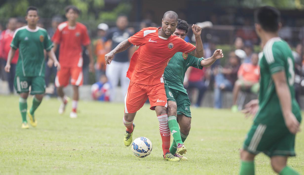 Selain pernah memperkuat Persib Bandung, Hilton Moreira, juga semoat bersitegang dengan ikon Persija, Ismed Sofyan. (Bola.com/Vitalis Yogi Trisna)