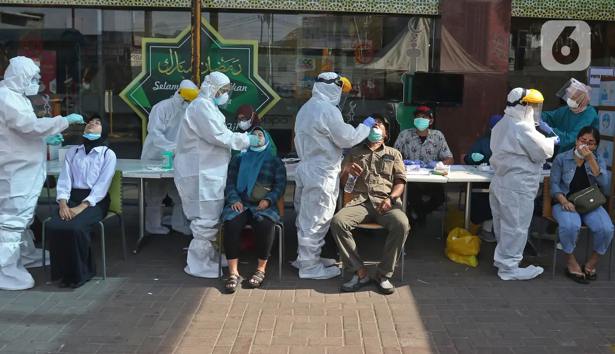 Petugas medis melakukan tes usap antigen di pusat perbelanjaan kawasan Cikarang, Kabupaten Bekasi, Jawa Barat, Kamis (27/05/2021). Pasca libur lebaran, Forkopimda Kabupaten Bekasi melakukan swab tes antigen kepada sekitar 202 pedagang guna mencegah penyebaran COVID-19. (Liputan6.com/Herman Zakharia)