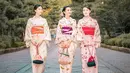 Tidak sendiri, Sabrina Anggraini juga kompak memakai kimono bersama dengan teman-temannya saat liburan di Jepang. Ketiganya terlihat begitu anggun saat berfoto mengenakan kimono yang terlihat begitu pas dikenakan mereka. (Liputan6.com/IG/@sabrinaanggraini)
