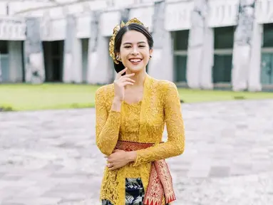 Begini penampilan Maudy Ayunda saat acara G20 di Bali. Dengan kebaya berwarna kuning, dipadu senteng maron, dan kain songket biru. (Foto: Instagram/@didietmaulana)