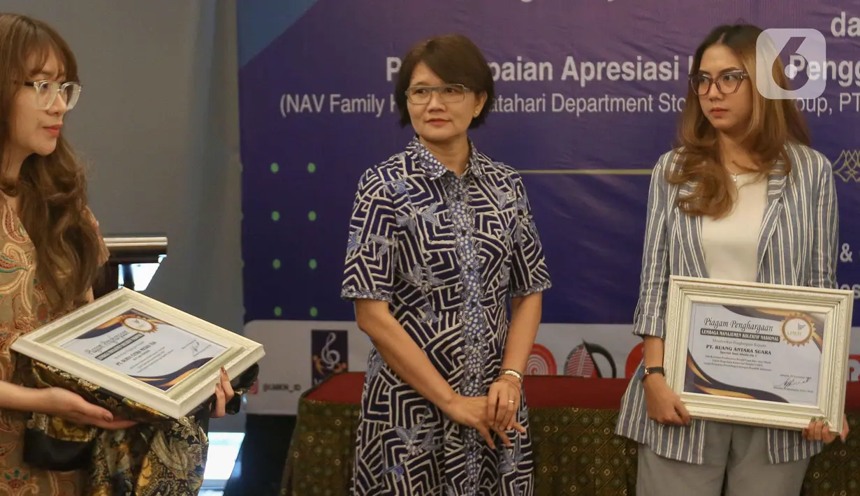Head of Protocol & Corporate Affairs Surya Citra Media (SCM) Irnawati W Kahardja selaku perwakilan perusahaan menyampaikan apresiasi tinggi atas penghargaan yang diterima perseroan. (Liputan6.com/Herman Zakharia)