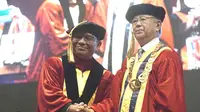 Dari ubi ungu dan bawang merah, ternyata bisa dikembangkan sebagai yoghurt berbahan dasar nabati, Prof. Adolf. Dari hasil temuan ini, Profesor Jan Nexson Parhusip, dosen Program Studi (Prodi) Teknologi Pangan UPH, resmi dikukuhkan sebagai Guru Besar Mikrobiologi Pangan.