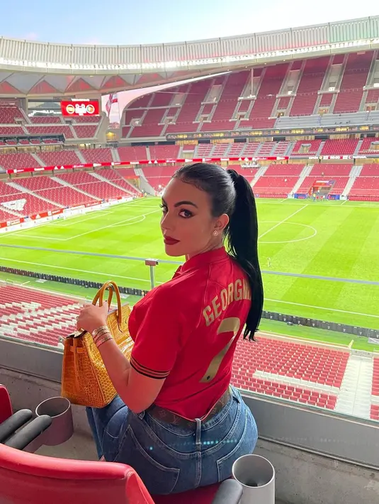 Aura cantiknya pujaan hati Cristiano Ronaldo saat pakai jersey Portugal kian terpancarkan. Sama halnya dengan Ronaldo, Georgina juga memakai nomor 7. Nomor 7 dengan nama Georgina kian menambah daya tarik dari jersey timnas Portugal yang dipakainya. (Liputan6.com/IG/@georginagio)