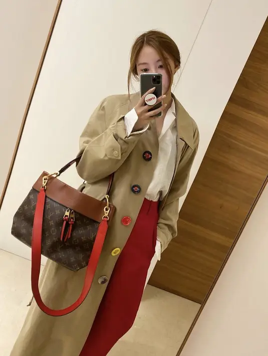 Coat warna nude dengan kancing yang menarik digunakan rapper T-ara ini. Tampilannya semakin stylish dengan kemeja oversize untuk inner dan pants warna merah.  (@hyominnn)