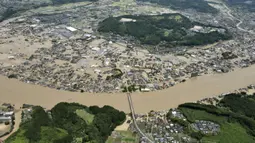 Banjir dan Tanah Longsor di Jepang: Banjir luapan Sungai Kuma merendam kawasan Hitoyoshi, Prefektur Kumamoto, Jepang, Sabtu (4/7/2020). Hujan deras memicu banjir dan tanah longsor di sejumlah wilayah Jepang. (Kyodo News via AP)