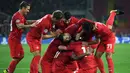 Para pemain Spartak Moskow merayakan gol yang dicetak Fernando ke gawang Liverpool pada laga Liga Champions di Stadion Otkrytie Arena, Moskow, Selasa (26/9/2017). Kedua klub bermain imbang 1-1. (AFP/Yuri Kadobnov)