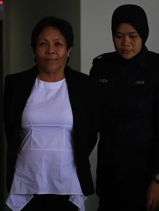 Ekspresi Maria Elvira Pinto Exposto saat bersiap menjalani sidang di pengadilan Shah Alam, (5/9). Exposto ditangkap pada tahun 2014 di bandara Kuala Lumpur dengan membawa 1,1 Kilogram (2,4 pon) obat metamfetamin kristal. (AFP Photo/Manan Vatsyana)
