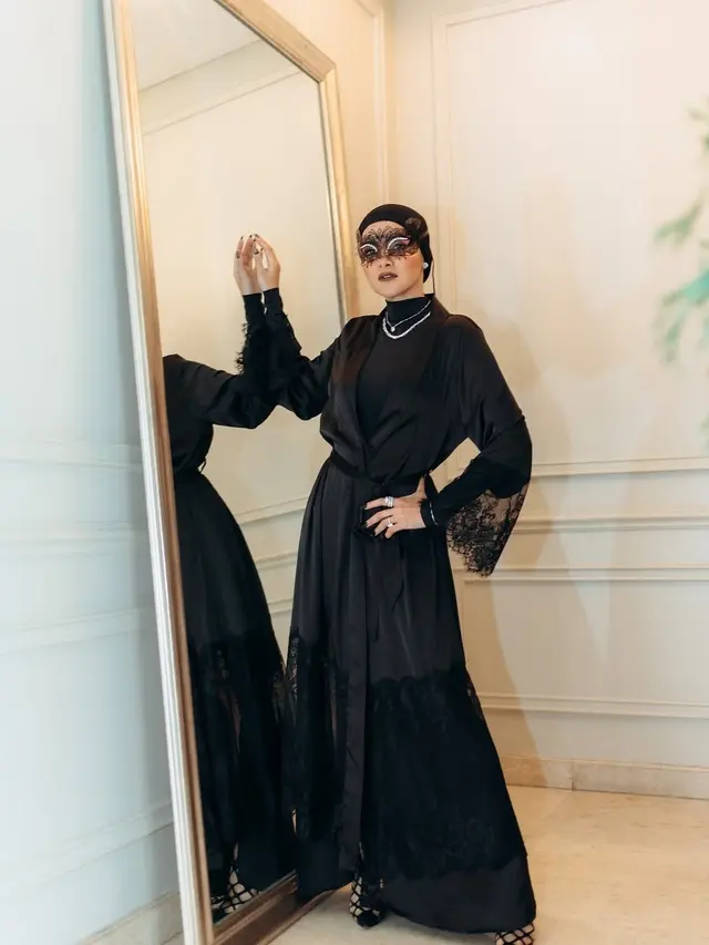 5 Pesona Olla Ramlan Berbalut Outfit Serba Hitam, Badas Abis Cantiknya Makin Menyala (credit: instagram/ollaramlan).