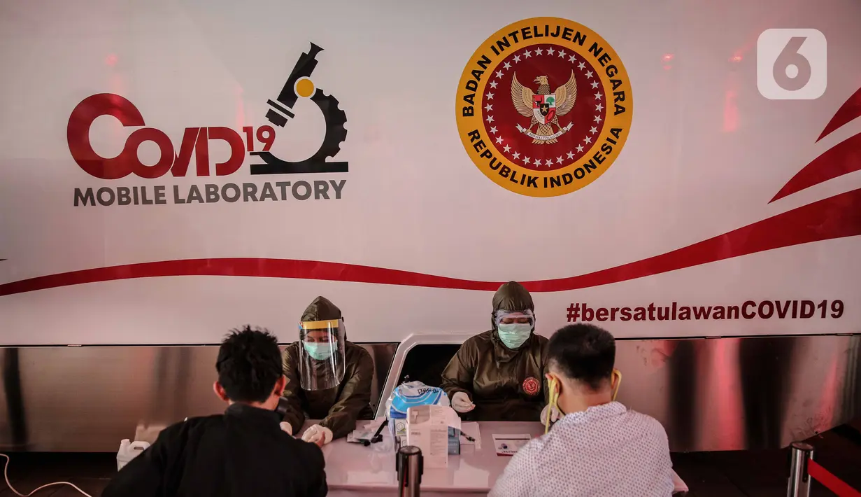 Petugas kesehatan melaksanakan tes diagnostik cepat Covid-19 di Terowongan Kendal, Jakarta, Rabu (6/5/2020). Pemeriksaan yang diselenggarakan BIN tersebut untuk mencegah penyebaran Covid-19 dari orang yang berpotensi terpapar saat beraktivitas di ruang publik. (Liputan6.com/Faizal Fanani)