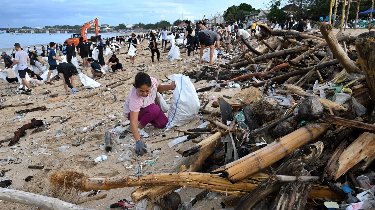 Aksi Bersih-bersih Pantai Bali dari Sampah Kiriman Disorot Media Asing