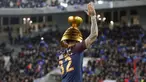 Pemain PSG, Dani Alves merayakan keberhasilan timnya meraih Coupe De La Ligue usai kalahkan AS Monaco di Stade Matmut Atlantique, Bordeaux, Sabtu (31/3/2018) waktu setempat. PSG menang 3-0. (AP/Thibault Camus)