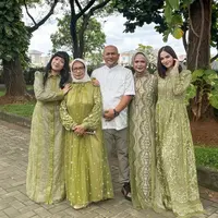 Syifa Hadju tampil serba hijau dengan keluarganya. Syifa memilih mengenakan long dress lengan panjang warna hijau dihiasi payet dan bordiran. [@syifahadju]