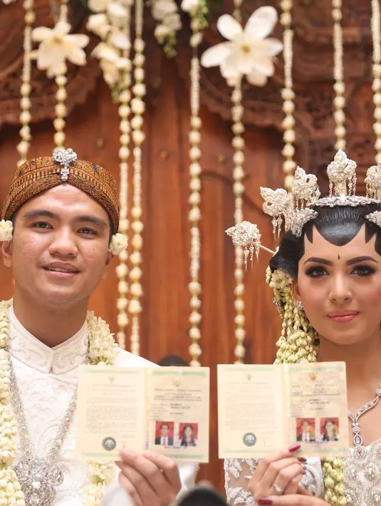Alisia mengaku deg-degan saat proses akad nikah berlangsung ketimbang sang suami Novian Herbowo. (Andy Masela/Bintang.com)