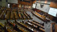 DPR kembali melakukan sidang paripurna setelah reses sekitar 1 bulan, Jakarta, Senin (23/3/2015). Sekitar 255 anggota dewan tak hadir dalam sidang pembukaan reses tersebut. (Liputan6.com/Faisal R Syam)