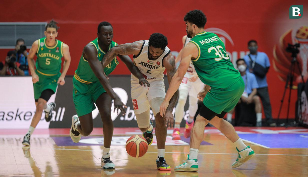 Pebasket Yordania, Dar Tucker (tengah) berusaha melewati pemain Australia saat matchday pertama Grup A FIBA Asia Cup 2022 antara Timnas Yordania melawan Timnas Australia di Istora Senayan, Jakarta, Selasa (12/07/2022). (Bola.com/Bagaskara Lazuardi)