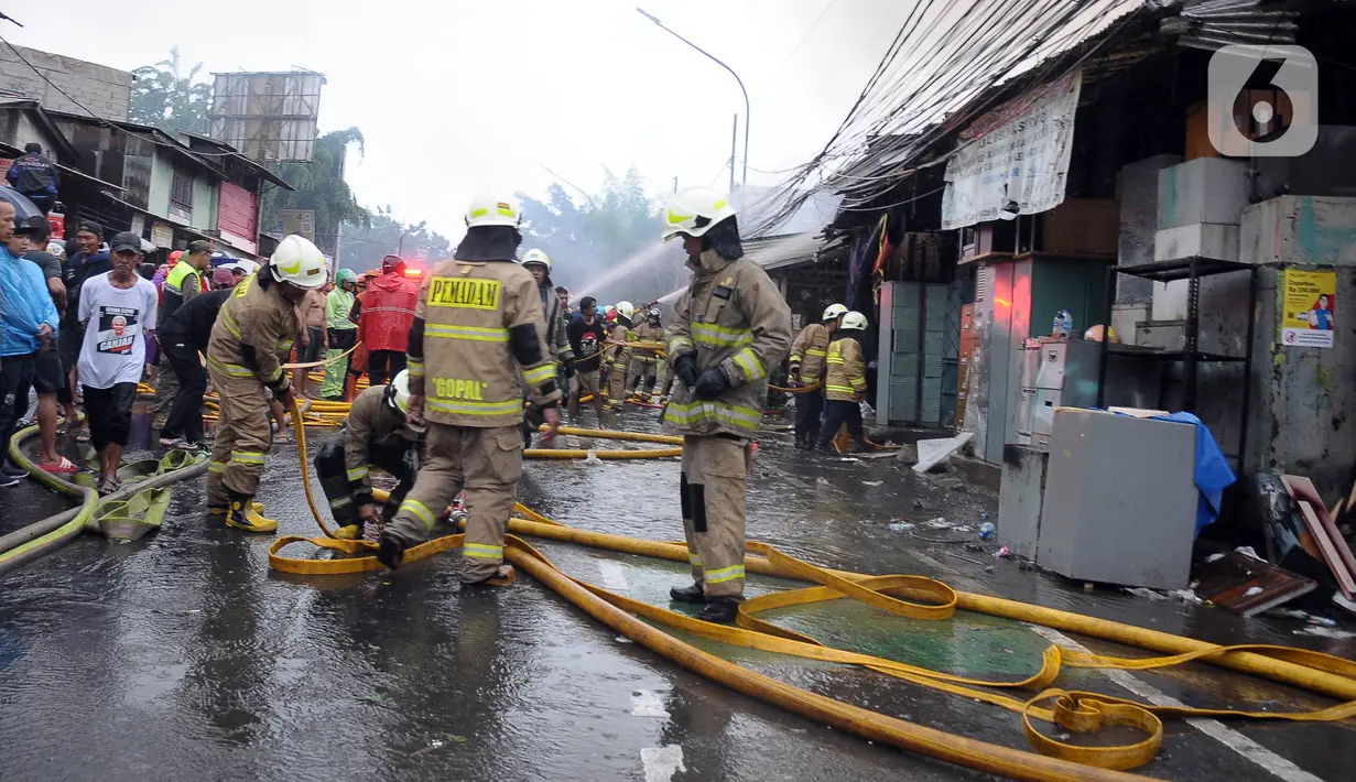 Penutupan jalan dilakukan guna memudahkan petugas melakukan pemadaman api di lokasi kejadian. (merdeka.com/Imam Buhori)