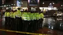 Petugas kepolisian mengambil posisi setelah ledakan di sebuah toilet pusat perbelanjaan elit, di pusat kota Bogota, Kolombia, Sabtu (17/6). Saat ledakan, mal dipenuhi pengunjung yang akan membeli hadiah jelang Hari Ayah pada Minggu. (AP/Ricardo Mazalan)