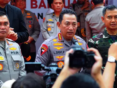 Kapolri Jenderal Listyo Sigit Prabowo (tengah) melepas distribusi paket bantuan sosial dalam rangka Bulan Bakti Polri Presisi di Lapangan Bhayangkara, Jakarta, Senin (19/6/2023). Pendistribusian 322.085 paket bantuan sosial (bansos) ini merupakan rangkaian Bulan Bakti Polri Presisi, jelang Hari Bhayangkara ke-77. (merdeka.com/Imam Buhori)