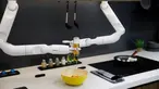 Samsung Bot Chef menuangkan saus ke salad saat menunjukkan kemampuannya selama ajang  CES 2020 di Las Vegas, Nevada pada 8 Januari 2020. Dua lengan robot yang dinamai Samsung Bot Chef itu menunjukkan kebolehannya dalam membuat salad untuk pengunjung. (AP/John Locher)