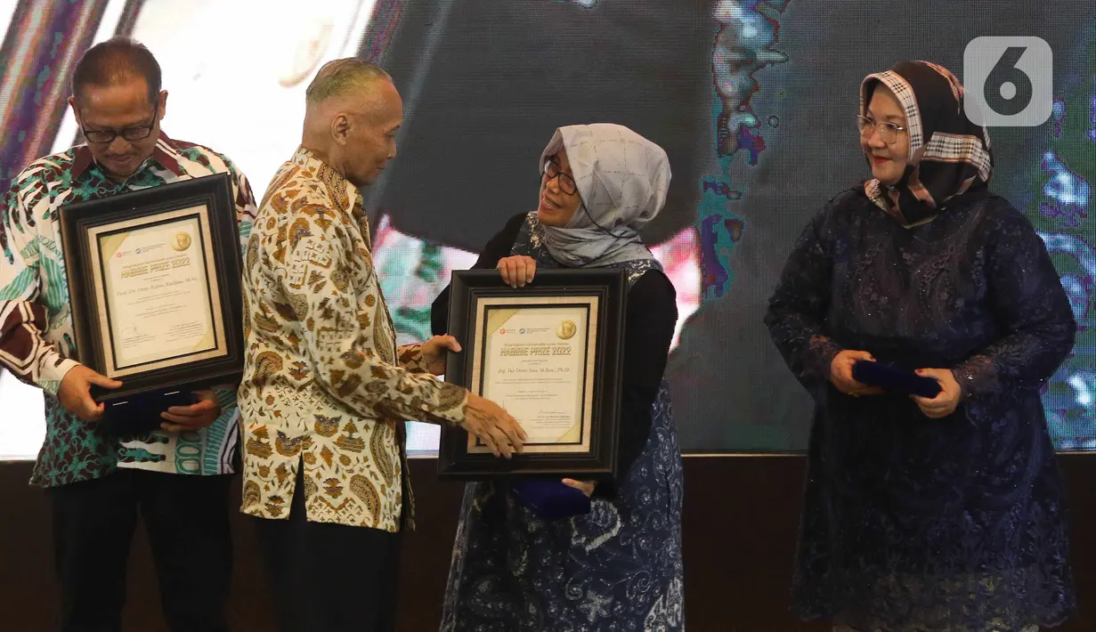 Ketua Yayasan SDM Iptek Wardiman Djojonegoro memberikan piagam kepada drg. Ika Dewi Ana, MKes, PhD., saat Habibie Prize 2022 di gedung BJ Habibie, Jakarta, Kamis (10/11/2022). Badan Riset dan Inovasi Nasional (BRIN) menganugerahan Habibie Prize 2022 kepada empat orang yang dinilai memiliki pengaruh dalam perkembangan Ilmu Pengetahuan dan Teknologi (IPTEK) di Tanah Air. (Liputan6.com/Herman Zakharia)