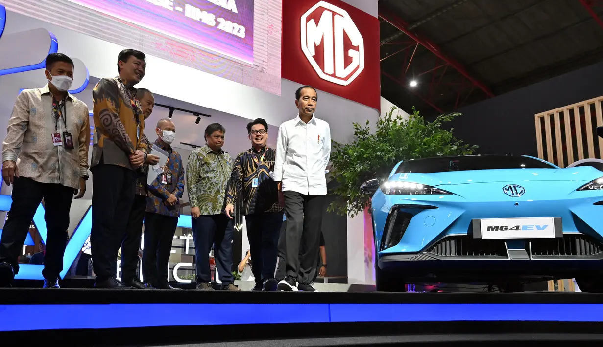 Presiden Joko Widodo atau Jokowi (kanan) mengunjungi pameran Indonesia International Motor Show (IIMS) di JIExpo, Kemayoran, Jakarta, Kamis (16/2/2023). Jokowi menambahkan, untuk tahun 2022  industri otomotif Indonesia meningkat cukup signifikan sebesar 18 persen dibanding 2021 atau selama pascapandemi COVID-19. (ADEK BERRY/AFP)
