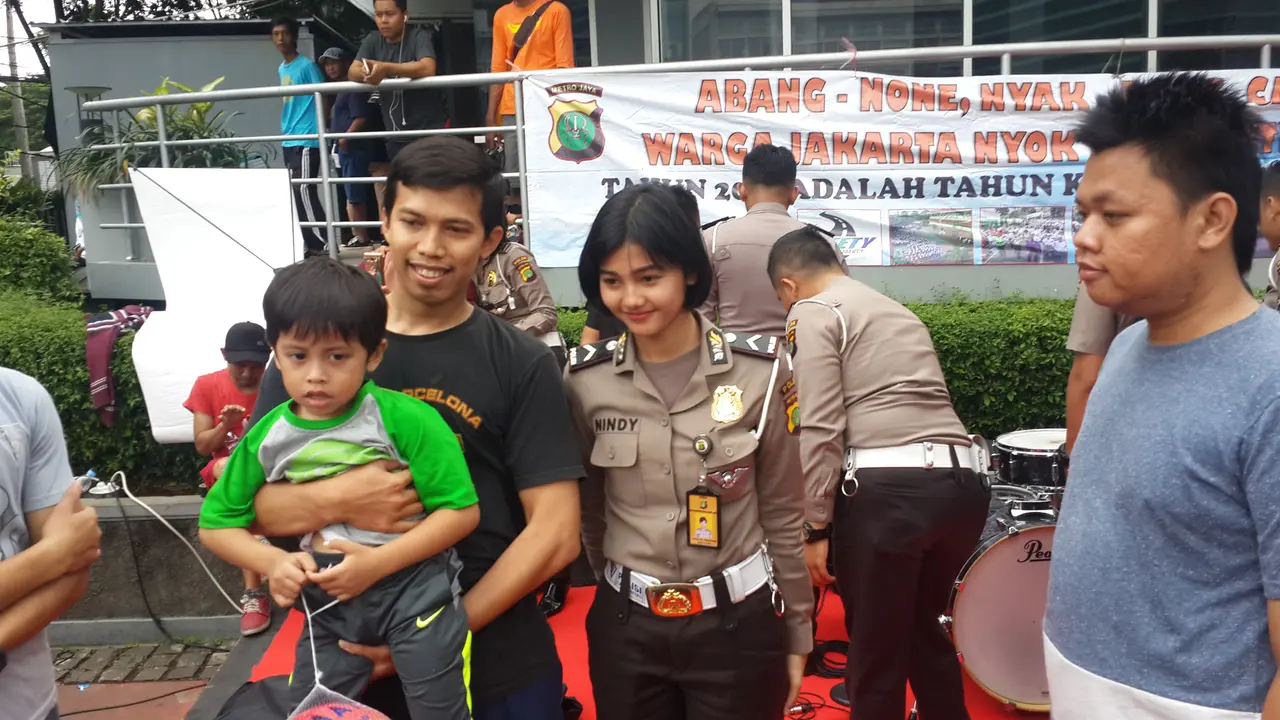 Polisi dari Direktorat Lalu Lintas Polda Metro Jaya jadi sasaran swafoto masyarakat yang tengah beraktifitas di CFD Bundaran HI.