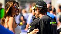 Valentino Rossi saat hadir langsung ke Sirkuit Red Bull Ring untuk menyaksikan balapan MotoGP Austria bersama sang kekasih, Francesca Sofia Novello. (Jure Makovec / AFP)