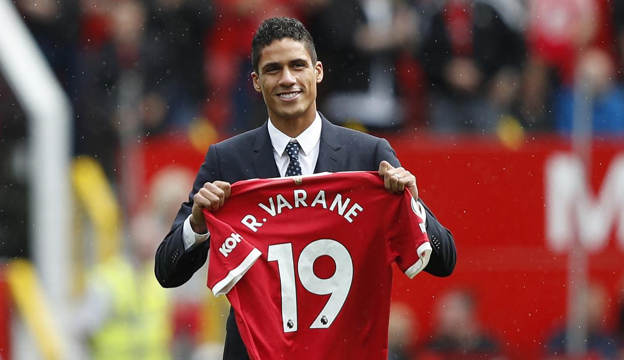 Raphael Varane. Bek tengah berusia 28 tahun ini ditebus Manchester United dari Real Madrid senilai 40 juta euro. Baru sekali diturunkan pelatih Ole Gunnar Solskjaer pada pekan ketiga Liga Inggris musim ini saat menang 1-0 atas tuan rumah Wolverhampton. (Foto: AFP/Adrian Dennis)