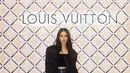 Alyssa Daguise tampil mengenakan outer dan inner hitam, dipadukan mini skirt dan tas box Louis Vuitton. Ditambah dengan kitten heels warna hitam dari brand serupa. [Instagram/@alyssadaguise]