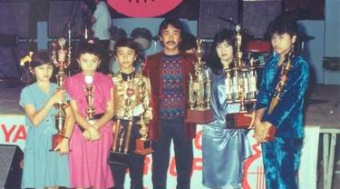 Potret Persahabatan Melly Goeslaw dan Nike Ardilla (sumber: instagram/@melly_goeslaw)