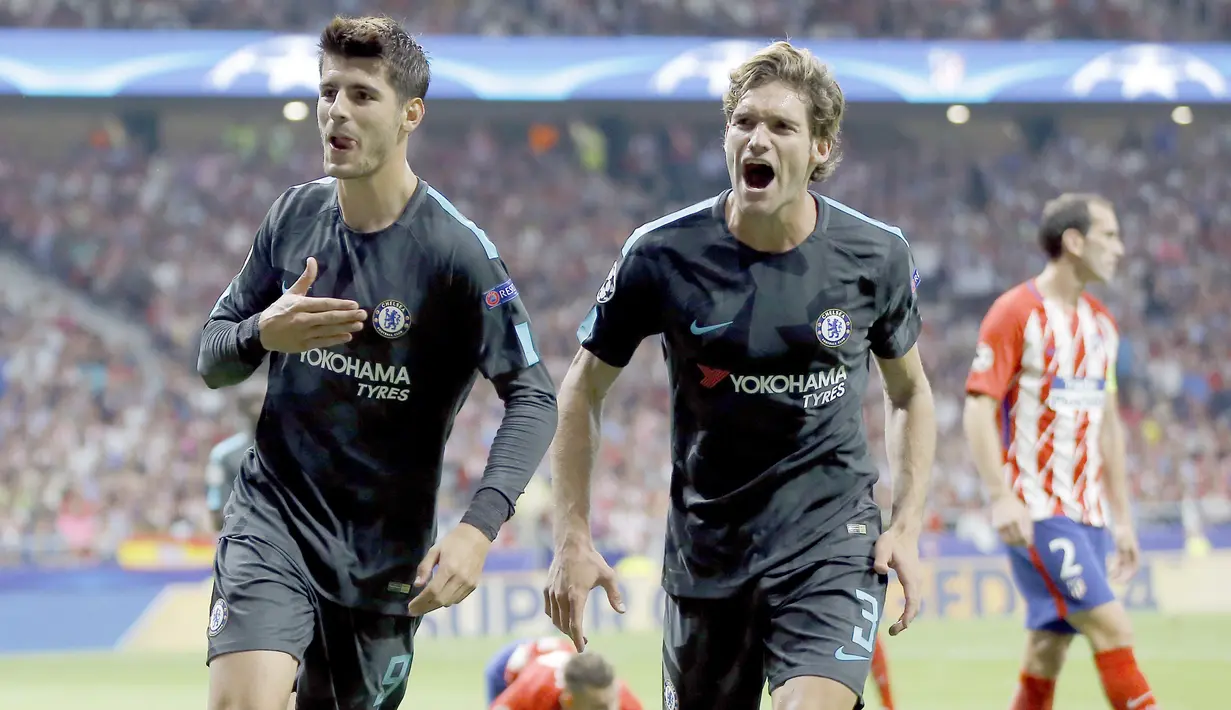 Penyerang Chelsea, Alvaro Morata (kiri) mencetak satu gol untuk timnya saat menang atas Atletico Madrid pada laga grup C Liga Champions di Wanda Metropolitano stadium, Madrid, (27/9/2017). Chelsea menang 2-1. (AP/Francisco Seco)