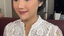 Kali ini, MUA Fidela Herta Amalia memoles wajah Erina dengan tampilan bold dan fresh yang membuat mantu Jokowi ini tampilan elegan. [@fidelhertamakeup]