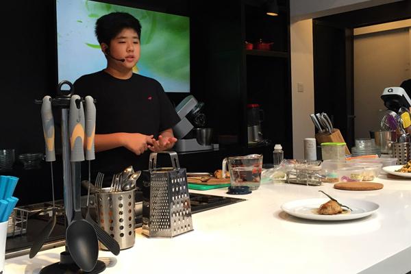 Revo memasak ayam panggang saus opor/ copyright by Vemale.com