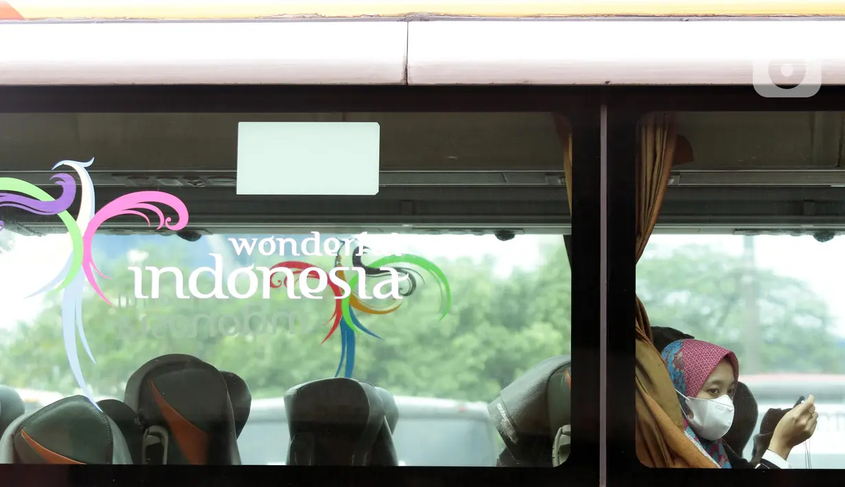 <p>Penumpang menanti waktu keberangkatan di area Terminal Bus Antar Kota Antar Provinsi (AKAP) Kampung Rambutan, Jakarta, Sabtu (30/4/2022). Hingga tiga hari jelang (H-3) Lebaran 2022, 1.191 orang pemudik tercatat meninggalkan Terminal Kampung Rambutan. (Liputan6.com/Helmi Fithriansyah) </p>