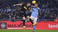 Gelandang Lazio, Sergej Milinkovic-Savic, duel udara dengan bek Inter Milan, Diego Godin, pada laga Serie A di Stadion Olympico, Minggu (16/2/2020). Lazio menang 2-1 atas Inter Milan. (AP/Alfredo Falcone)