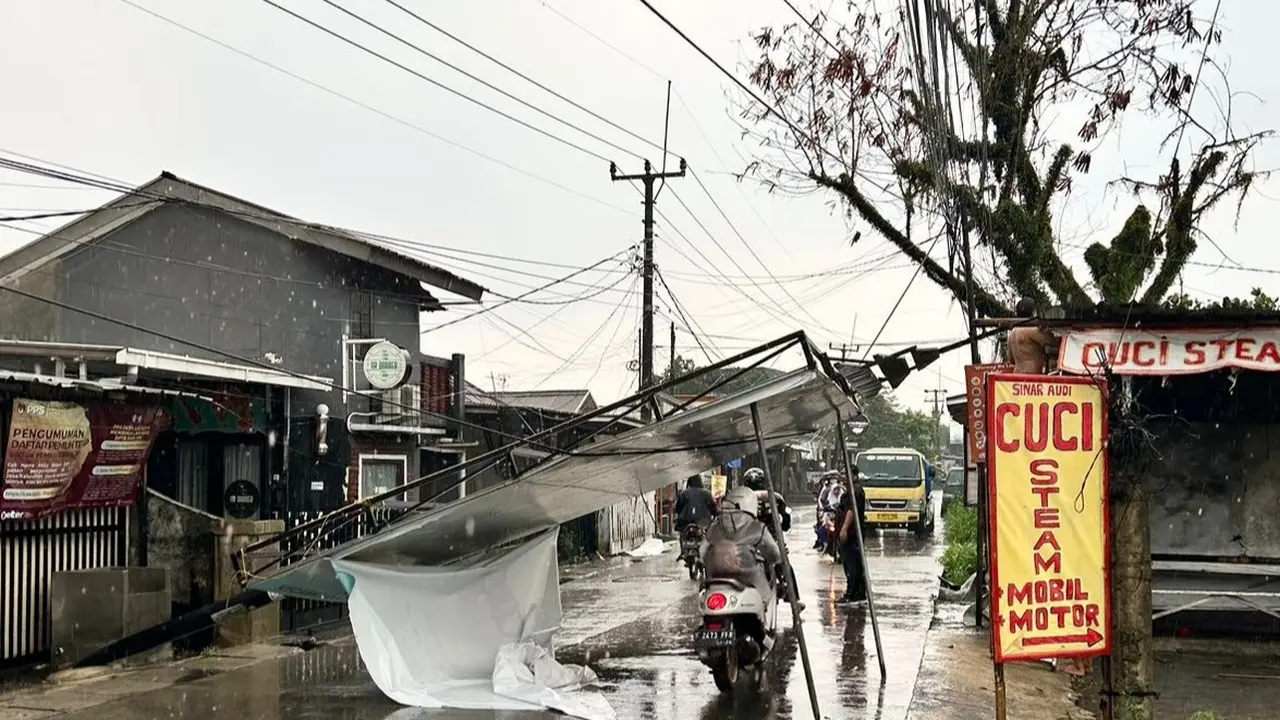 541 bangunan di Kecamatan Ciomas, Kabupaten Bogor, rusak diterjang angin kencang pada Selasa (31/10/2023) sore kemarin.