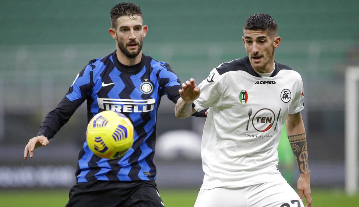 Gelandang Inter Milan, Roberto Gagliardini, berebut bola dengan pemain Spezia, Alessandro Deiola, pada laga Liga Italia di Stadion Giuseppe Meazza, Minggu (20/12/2020). Inter Milan menang dengan skor 2-1. (AP/Luca Bruno)