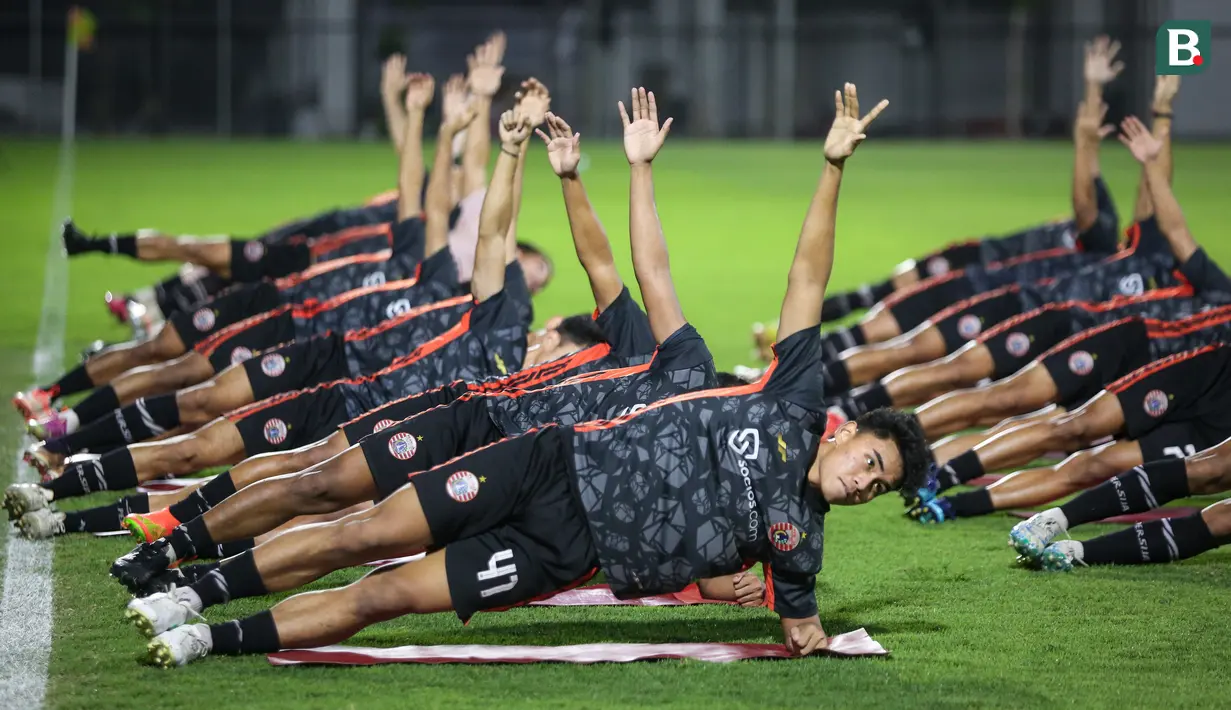 Sejumlah pemain Persija Jakarta melakukan pemanasan saat latihan menjelang laga terakhir BRI Liga 1 2022/2023 melawan PSS Sleman di lapangan latih Jakarta International Stadium (JIS), Jakarta, Rabu (12/04/2023) malam WIB. Macan Kemayoran akan melakoni laga pamungkas mereka musim ini di Stadion Utama Gelora Bung Karno (SUGBK) pada Sabtu (15/04/2023). (Bola.com/Bagaskara Lazuardi)