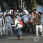 Aksi demo yang dilakukan FPI di depan DPRD berujung ricuh, Jakarta, (3/10/14). (Liputan6.com/Herman Zakharia)