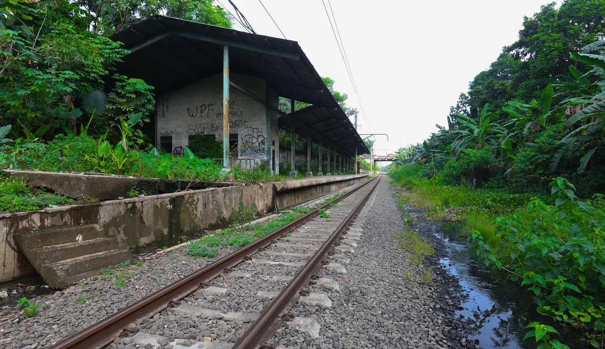 Meski demikian jalur rel di stasiun ini masih aktif digunakan oleh kereta barang atau pengangkut semen dan KRL Commuter Line (jalur Nambo), sementara Stasiun Gunung Putri sendiri tetap nonaktif, terbengkalai, dan kondisinya rusak. Tampak dalam foto, suasana dan kondisi Stasiun Gunung Putri (GPI) Kabupaten Bogor, Jawa Barat, Rabu 22 April 2026. (Kapanlagi.com/Budy Santoso)